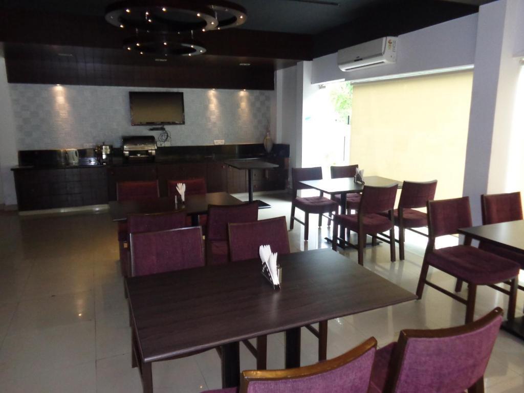 Oyster Airport Hotel Hyderabad Exterior foto