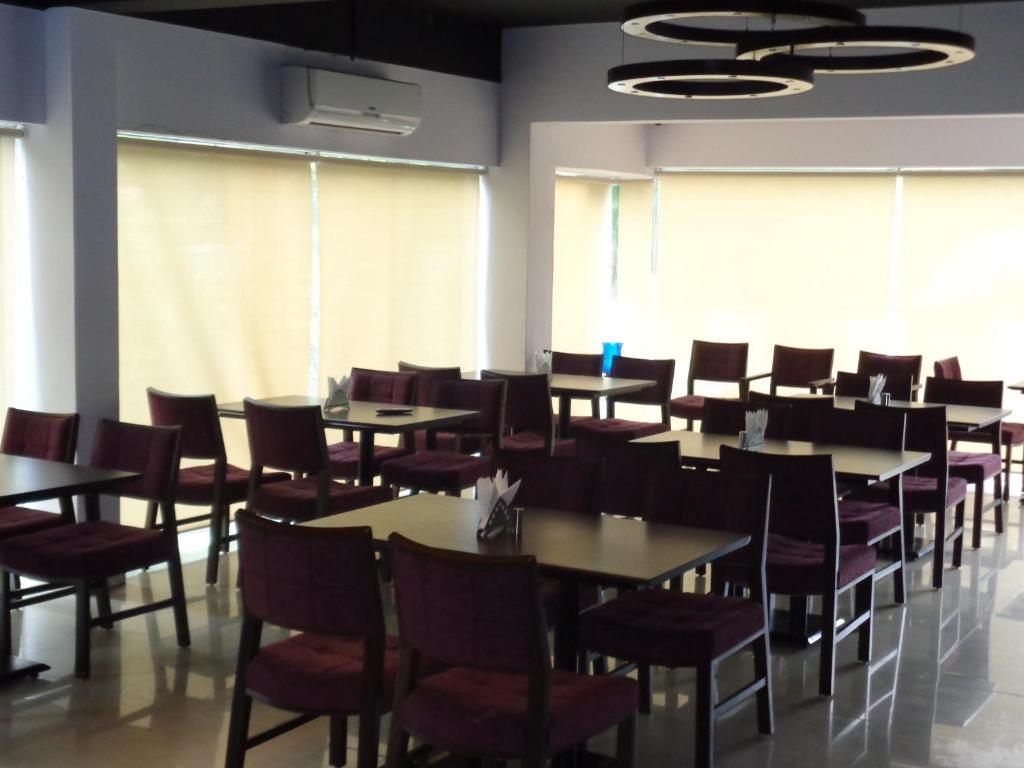 Oyster Airport Hotel Hyderabad Exterior foto